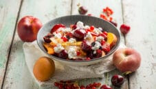 Macedonia di frutta con fiocchi di latte, un ottimo dessert