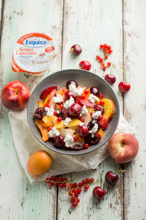 Macedonia di frutta con fiocchi di latte Macedonia di frutta con fiocchi di latte