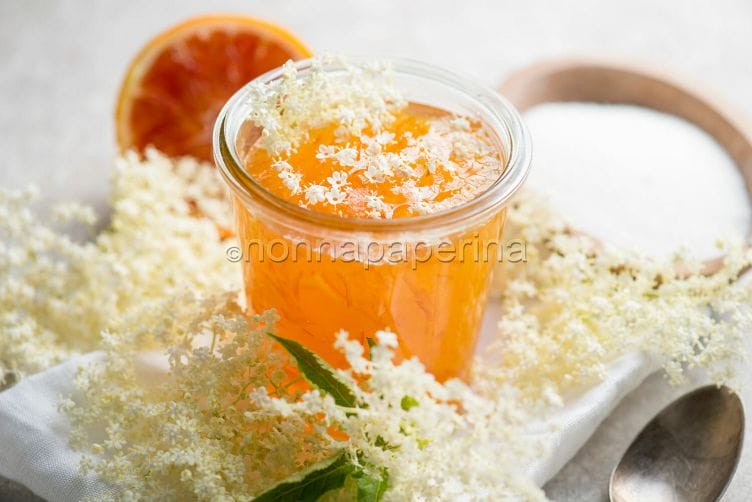 Marmellata di arance e fiori di sambuco, una delizia Marmellata di arance e fiori di sambuco