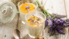Panna cotta alla camomilla e lavanda, un dessert floreale