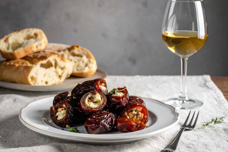 Piatto da aperitivo con datteri farciti con caprino e spezie