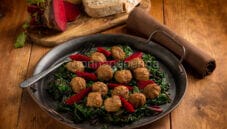 Polpettine di carne con foglie di barbabietola