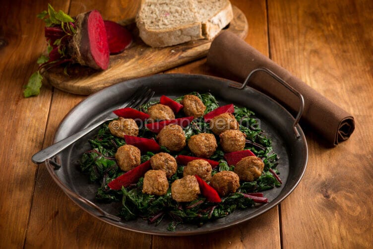 Polpettine di carne con foglie di barbabietola Polpettine di carne con barbabietole