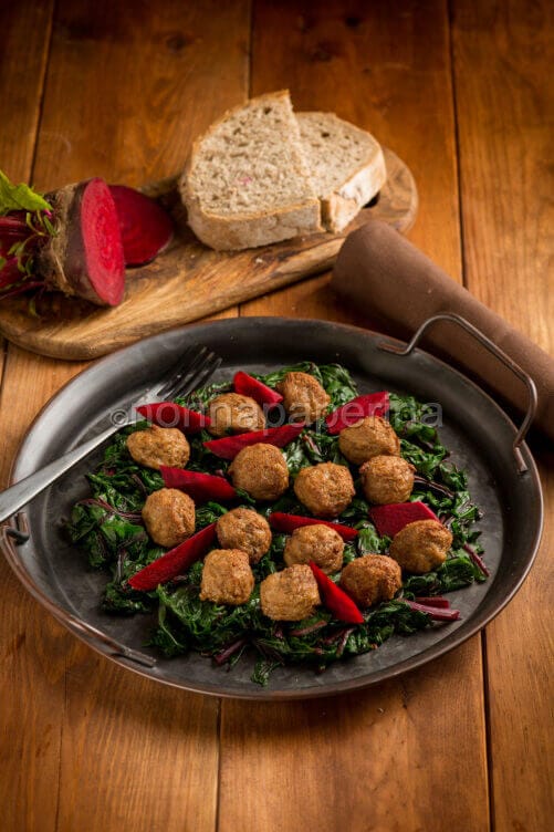 Polpettine di carne con barbabietole Polpettine di carne con barbabietole