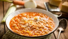 Quadrucci con ceci, un primo rustico e proteico Quadrucci con ceci, un primo rustico e proteico