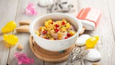 Skyr con ananas e ribes, una colazione nutriente