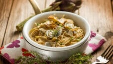 Spaghetti con carciofi e vongole, un primo unico