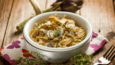 Spaghettini di riso con vongole e carciofi