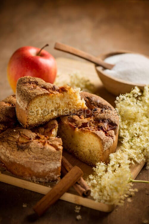 Torta di mele ai fiori di sambuco