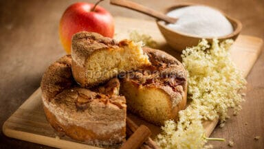 Torta di mele ai fiori di sambuco