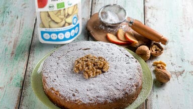 Torta soffice con mele e noci