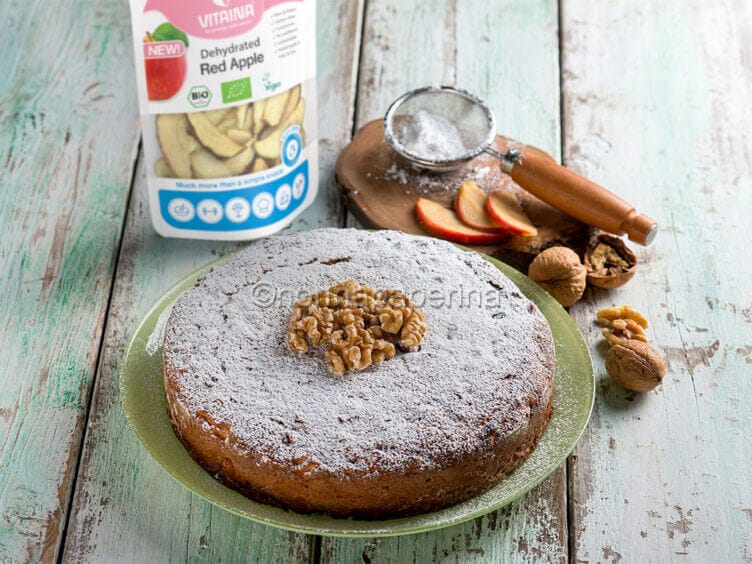 Torta soffice con mele e noci