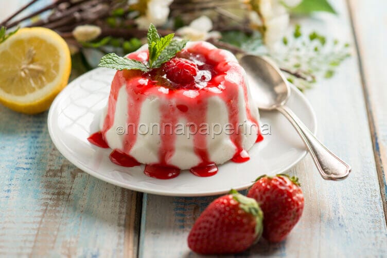 Dessert con ricotta e fragole