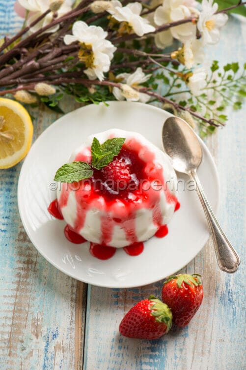 Dessert con ricotta e fragole