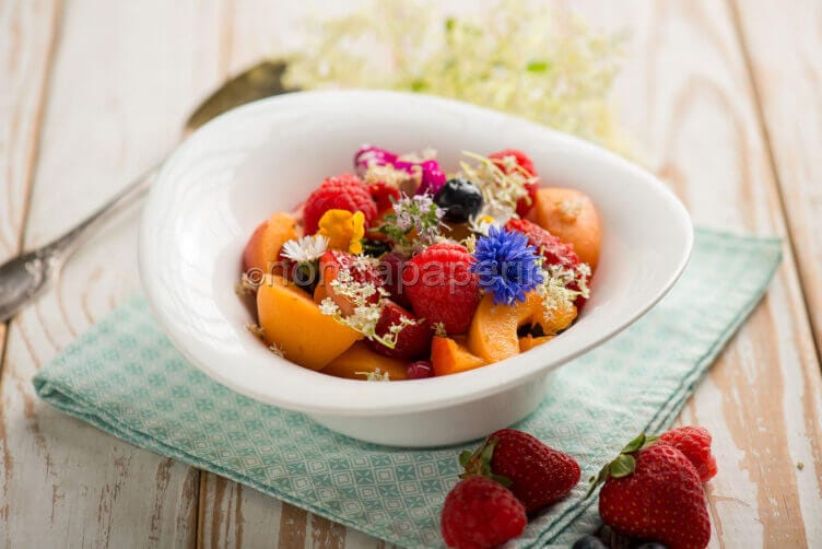 Insalata con frutta e sambuco