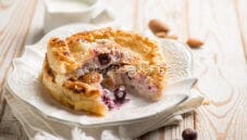 Mini pie alle more e mirtilli, uno spuntino delizioso Mini pie alle more e mirtilli, uno spuntino delizioso