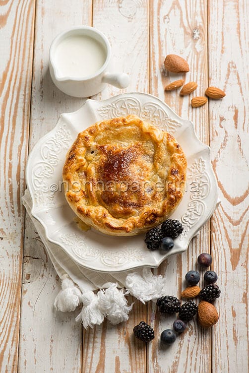 Mini pie alle more e mirtilli