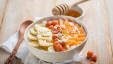 Smoothie bowl con Skyr alla vaniglia, un break salutare Smoothie bowl con Skyr alla vaniglia, un break salutare