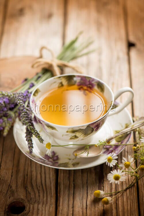Tisana con camomilla e lavanda Tisana con camomilla e lavanda