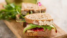 Sandwich con barbabietola, un pasto veloce e squisito