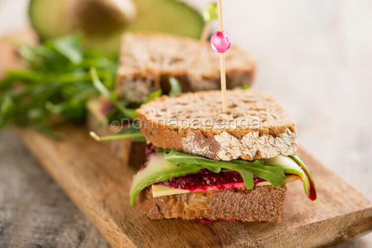 Sandwich con barbabietola, un pasto veloce e squisito Tramezzino con barbabietola