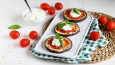 Pizzette di melanzane con fiocchi di latte, davvero uniche Pizzette di melanzane con fiocchi di latte, davvero uniche