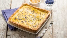 Crostata al limone e vodka con fiordaliso, originale
