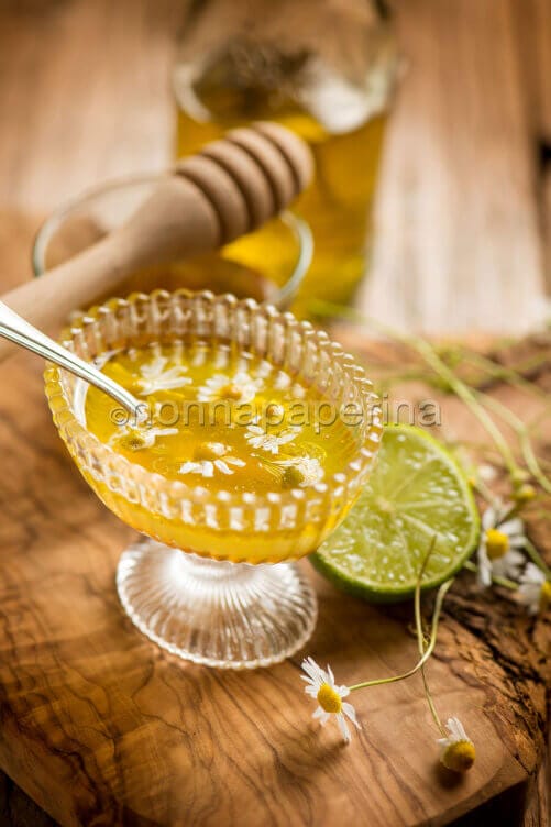 Dressing con fiori di camomilla Dressing con fiori di camomilla