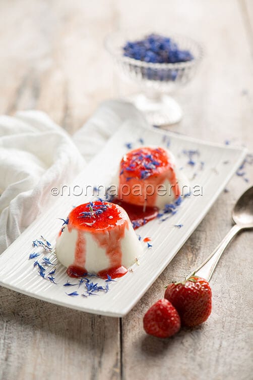Panna cotta con fiordalisi e fragole Panna cotta con fiordalisi e fragole