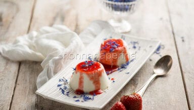 Panna cotta con fiordalisi e fragole