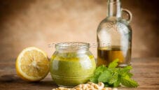 Pesto di melissa, un’alternativa al pesto genovese