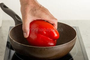 Spellare i peperoni in padella