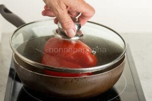 Spellare i peperoni in padella