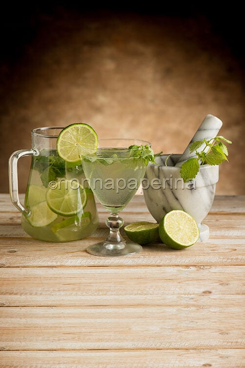 Acqua aromatizzata con lime e melissa