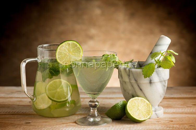 Acqua aromatizzata con lime e melissa, molto rilassante Acqua aromatizzata con lime e melissa