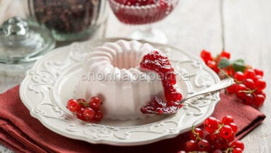 Budino con ribes e fiori di ibisco