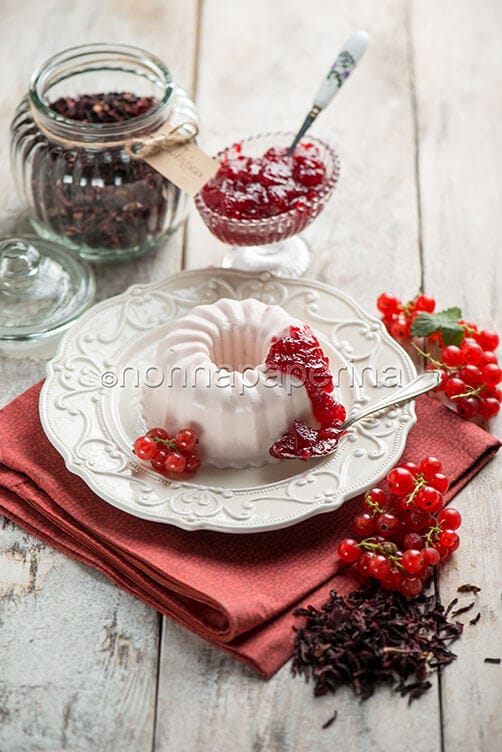 Budino con ribes e fiori di ibisco Budino con ribes e fiori di ibisco