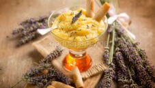 Crema pasticcera alla lavanda, una variante aromatica Crema pasticcera alla lavanda, una variante aromatica