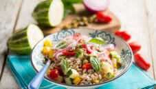 Insalata fredda di orzo e cetrioli, un contorno completo
