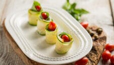 Involtini di zucchine con scamorza, un antipasto elegante Involtini di zucchine con scamorza, un antipasto elegante