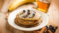 Pancake proteici con banana per una colazione sana