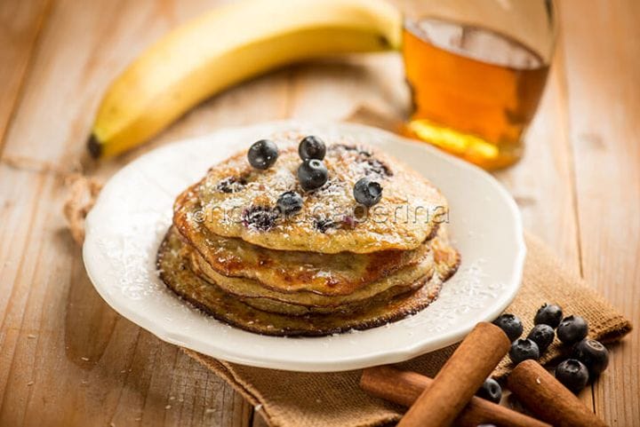 Pancake proteici con banana per una colazione buona e sana