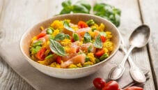 Riso con fave e salmone, un primo esotico