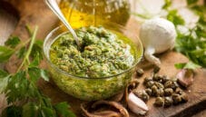 Salsa verde per bollito, un condimento rustico e saporito