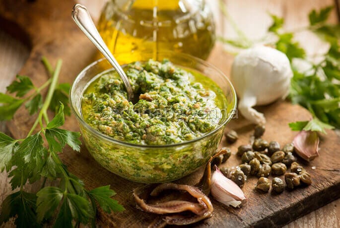 Salsa verde per bollito, un condimento rustico e saporito Salsa verde per bollito, un condimento rustico e saporito