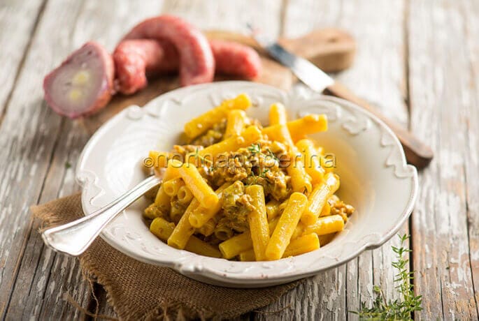 Pasta con salsiccia e zafferano, un piatto facile e gustoso Pasta con salsiccia e zafferano, un piatto facile e gustoso