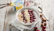 Smoothie bowl con ciliegie, una colazione nutriente