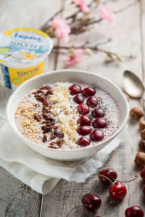Smoothie bowl con ciliegie