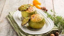 Zucchine tonde ripiene con hummus e quinoa, un piatto fusion Zucchine tonde ripiene con hummus e quinoa, un piatto fusion