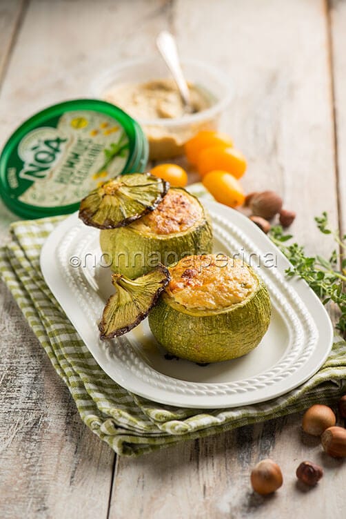 Zucchine tonde ripiene con hummus